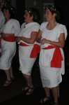 Optreden van Griekse danseressen.
